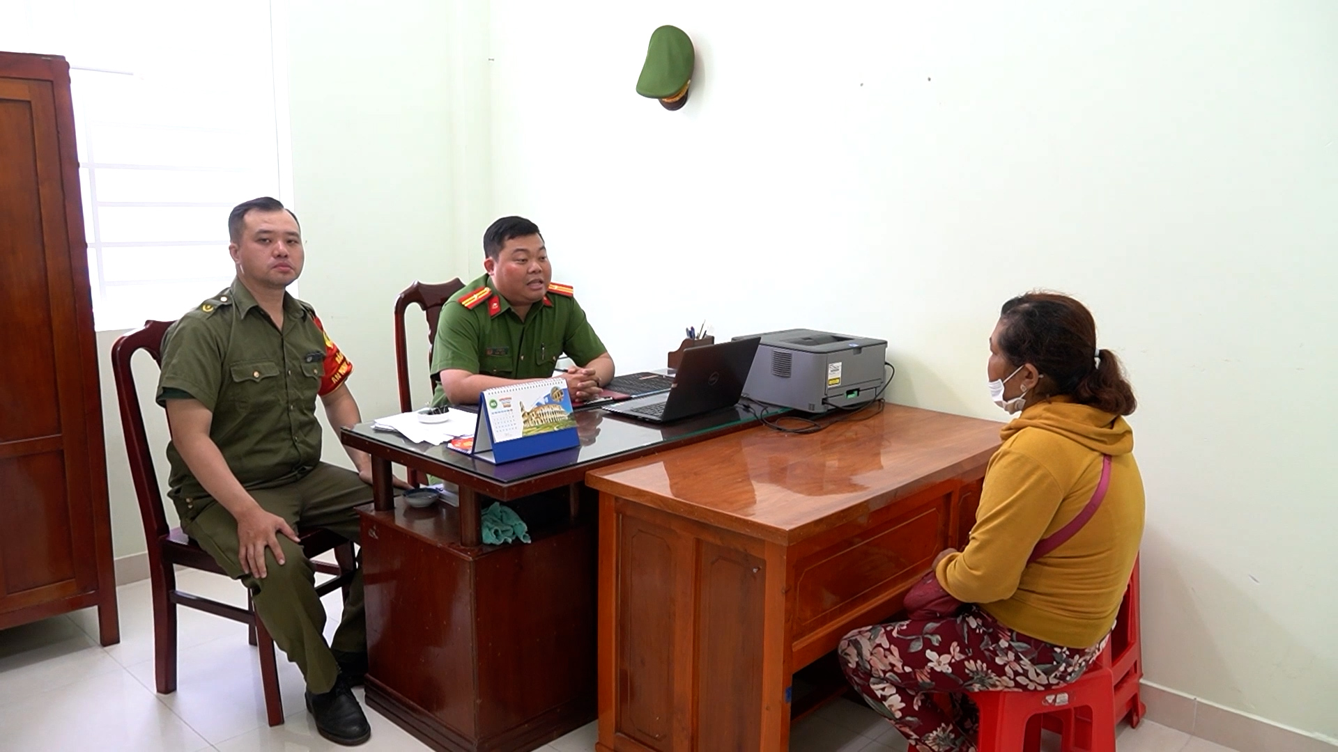 Lực lượng Công an cho mời làm việc, cho làm cam kết các trường hợp bán chim hoang dã.jpg
