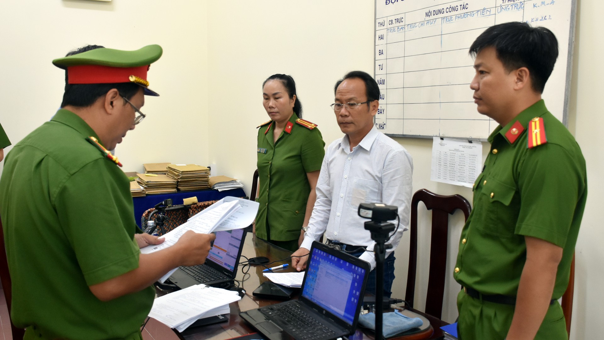 Tống đạt quyết định khởi tố bị can Lân.JPG