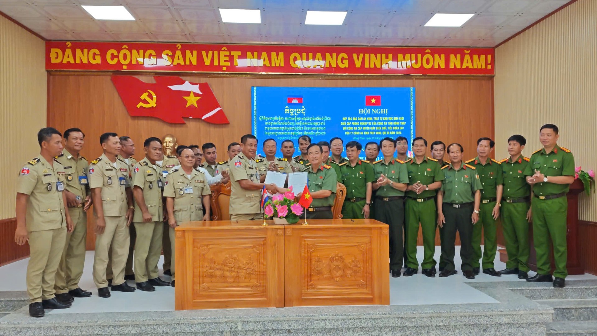 Công an các đơn vị, địa phương hai tỉnh Đồng Tháp và Prey Veng ký kết biên bản hợp tác.jpg