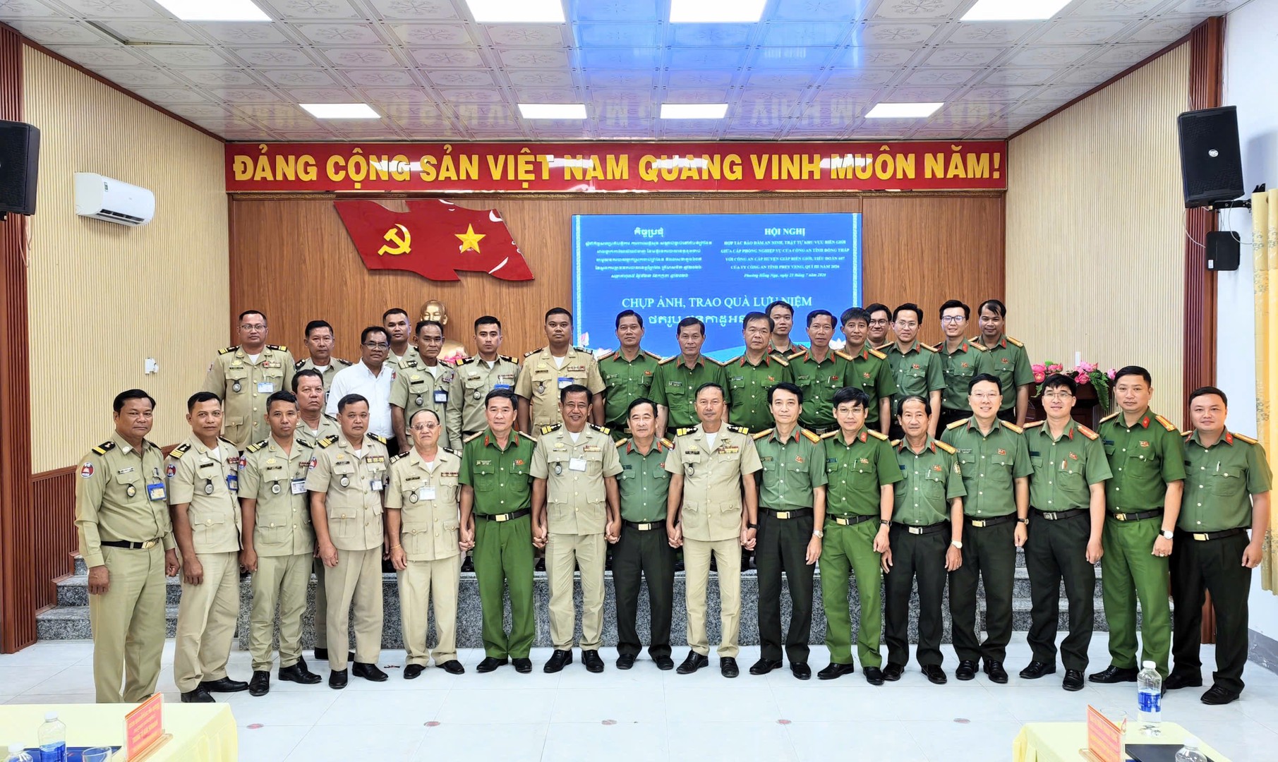 Các đại biểu chụp ảnh lưu niệm.jpg