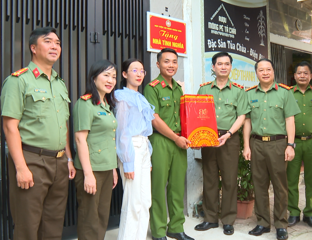 Đoàn học viện an ninh trao nhà tình nghĩa cho gia đình đồng chí Lò Văn Bảy.png