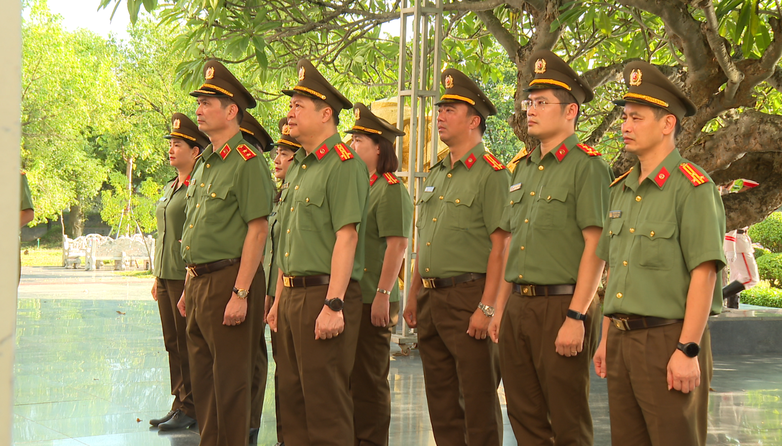 Đoàn đồng chí trung tướng Trịnh Ngọc Quyên dâng hương tại nghĩa trang quốc gia A1.png