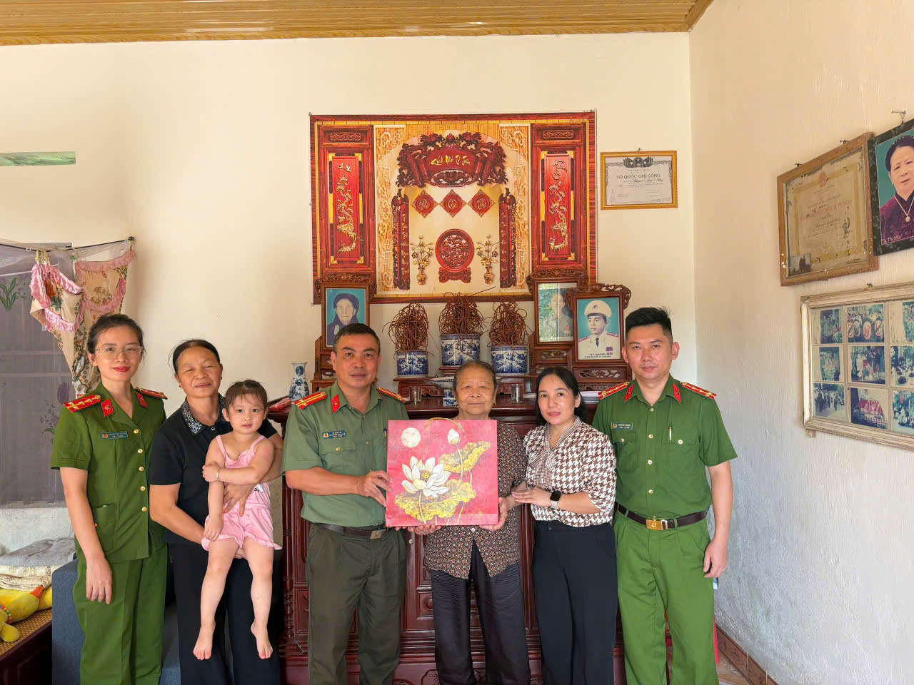 Ảnh Tuổi trẻ CAX Phù Ninh tặng quà tri _008b.jpg
