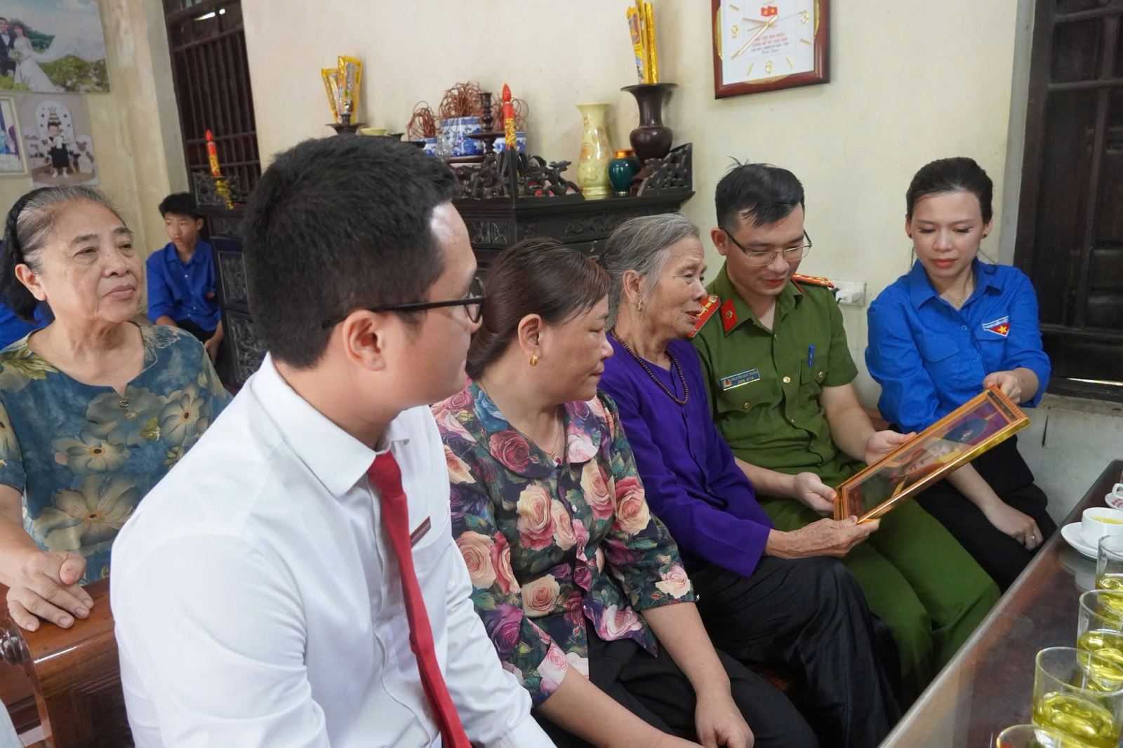 Công an xã Tam Sơn trao tặng di ảnh của liệt sỹ đã phục dựng cho gia đình thân nhân liệt sỹ.jpg