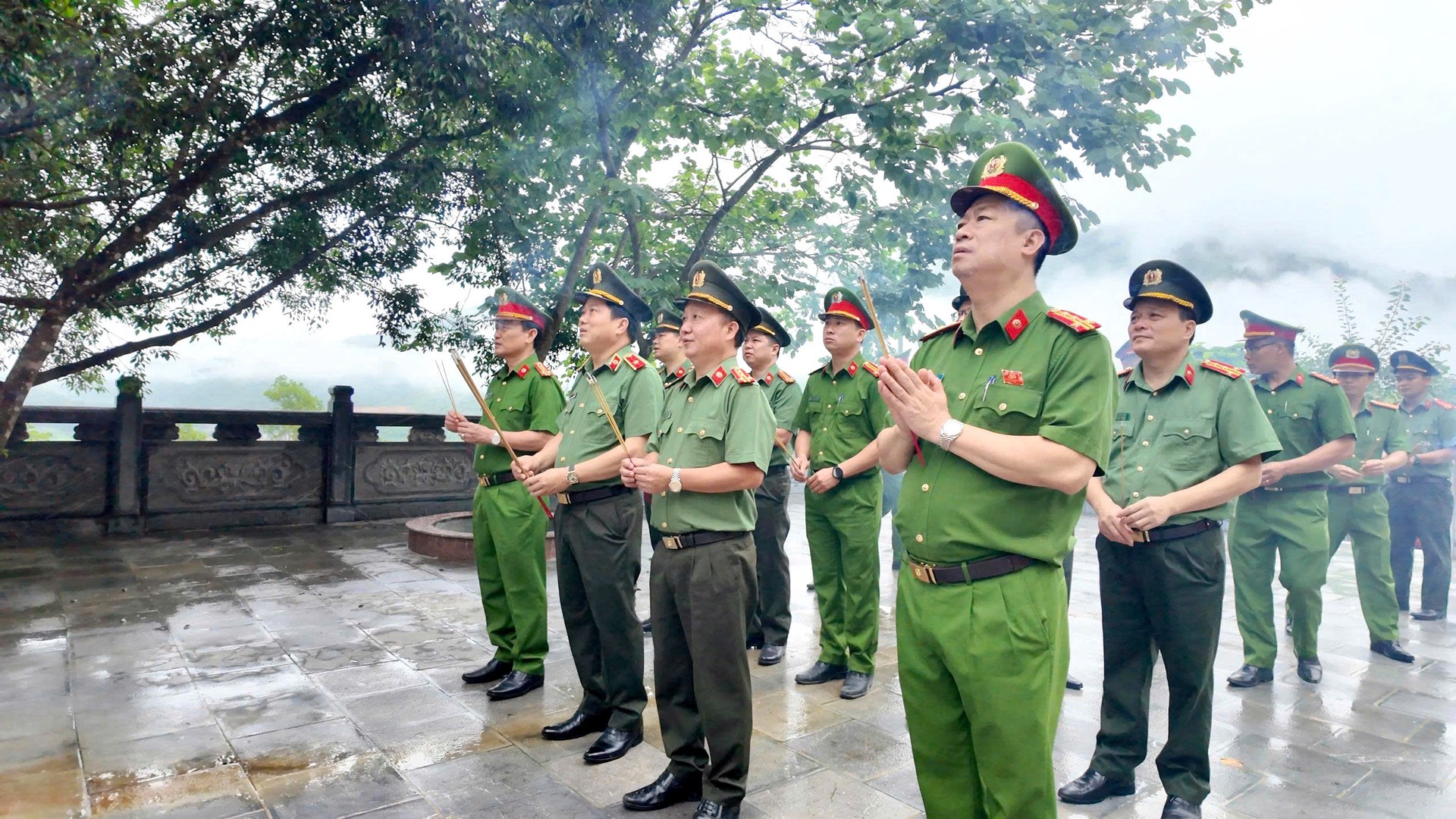 Công an tỉnh Điện Biên dâng hương tại khu tưởng niệm Anh hùng liệt sĩ Phạm Văn Cường.jpg