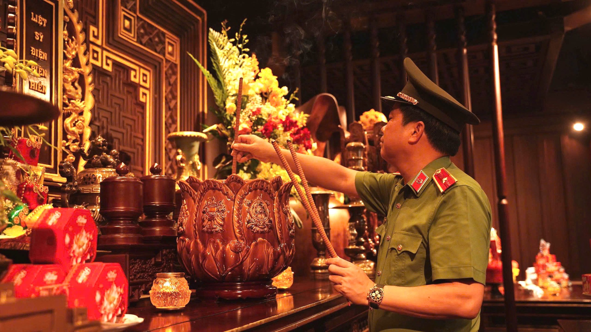 Đồng chí thiếu tướng Vũ Văn Đấu thắp hương tại đến thờ liệt sĩ tại chiến trường Điện Biên Phủ.jpg
