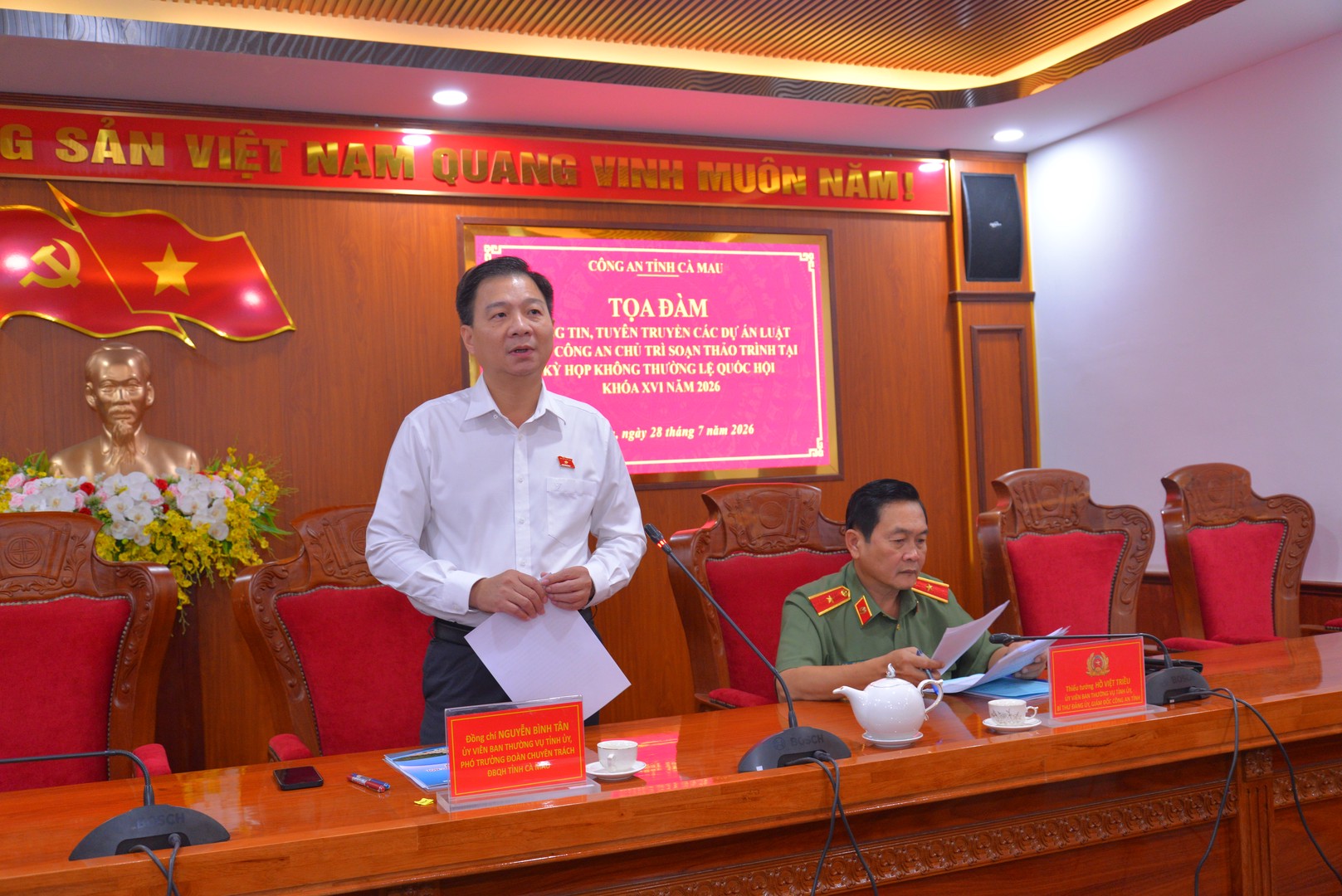 Đồng chí Nguyễn Bình Tân, Ủy viên Ban Thường vụ Tỉnh ủy, Phó Trưởng đoàn chuyên trách Đoàn đại biểu Quốc hội tỉnh Cà Mau phát biểu tại đàm thoại.JPG