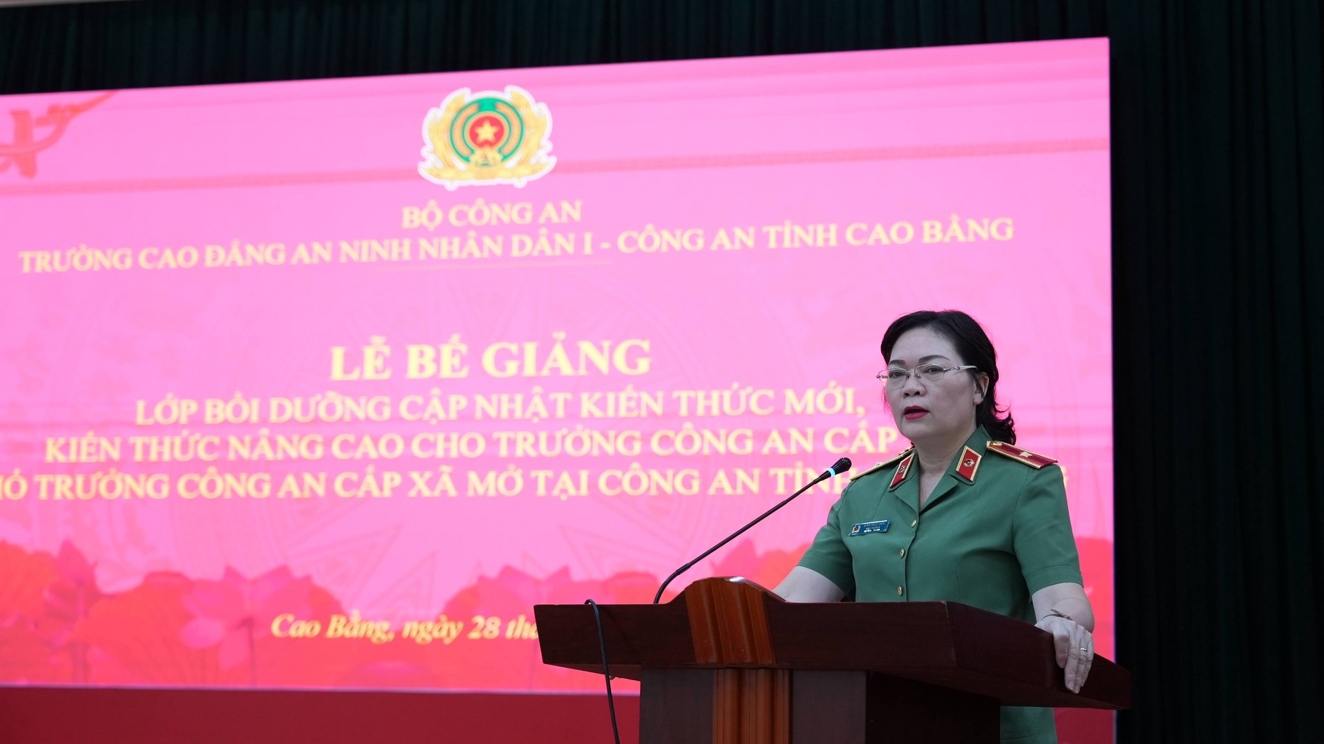 PGS- TS- Thiếu tướng Đinh Ngọc Hoa- Hiệu trưởng tơngf Cao đẳng ANND I phát biểu chỉ đạo tại buổi lễ.jpg