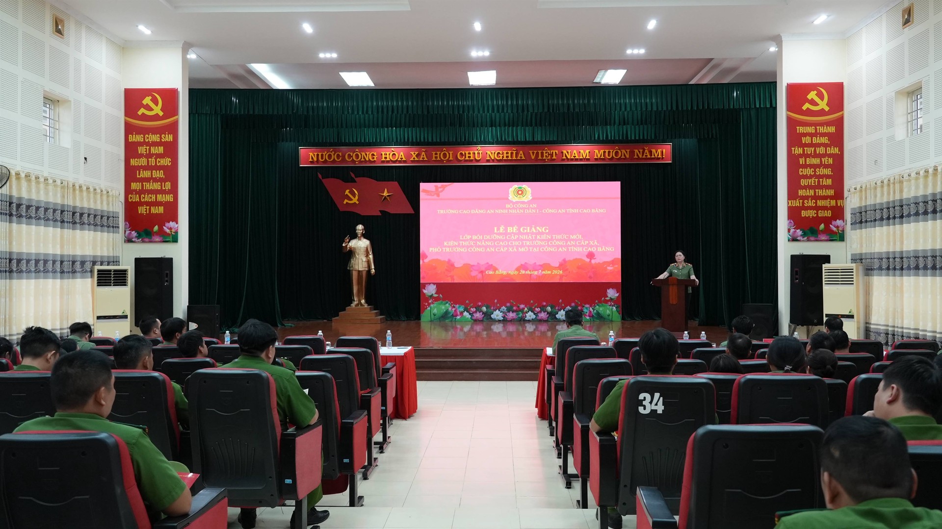 Toàn cảnh buổi lễ bế giảng.jpg