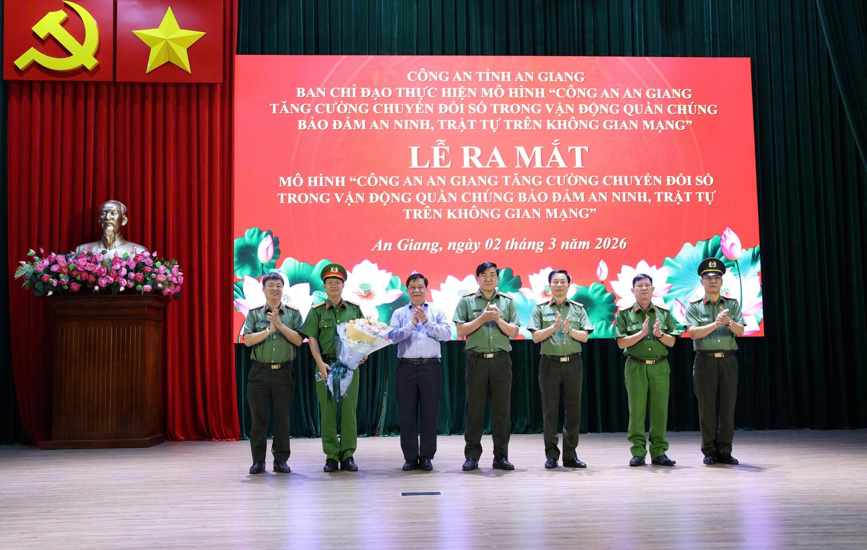 Ra mat mo hinh.jpg