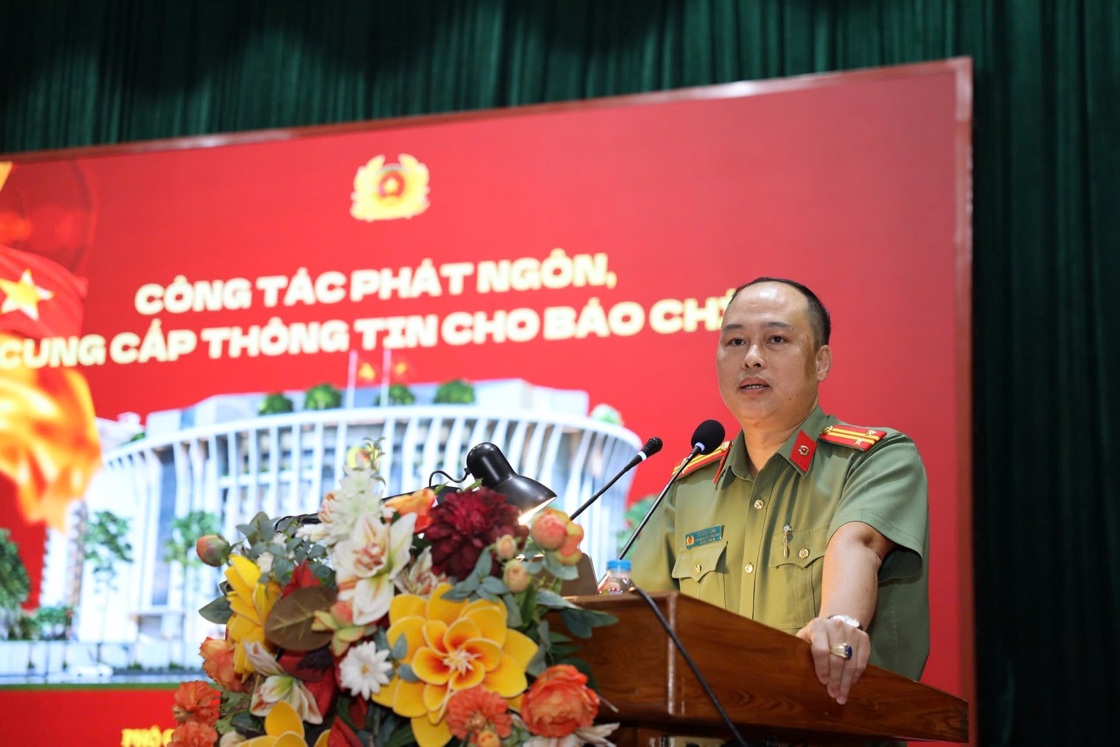 4. CAC DONG CHI BAO CAO VIEN TAI HOI NGHI.jpg