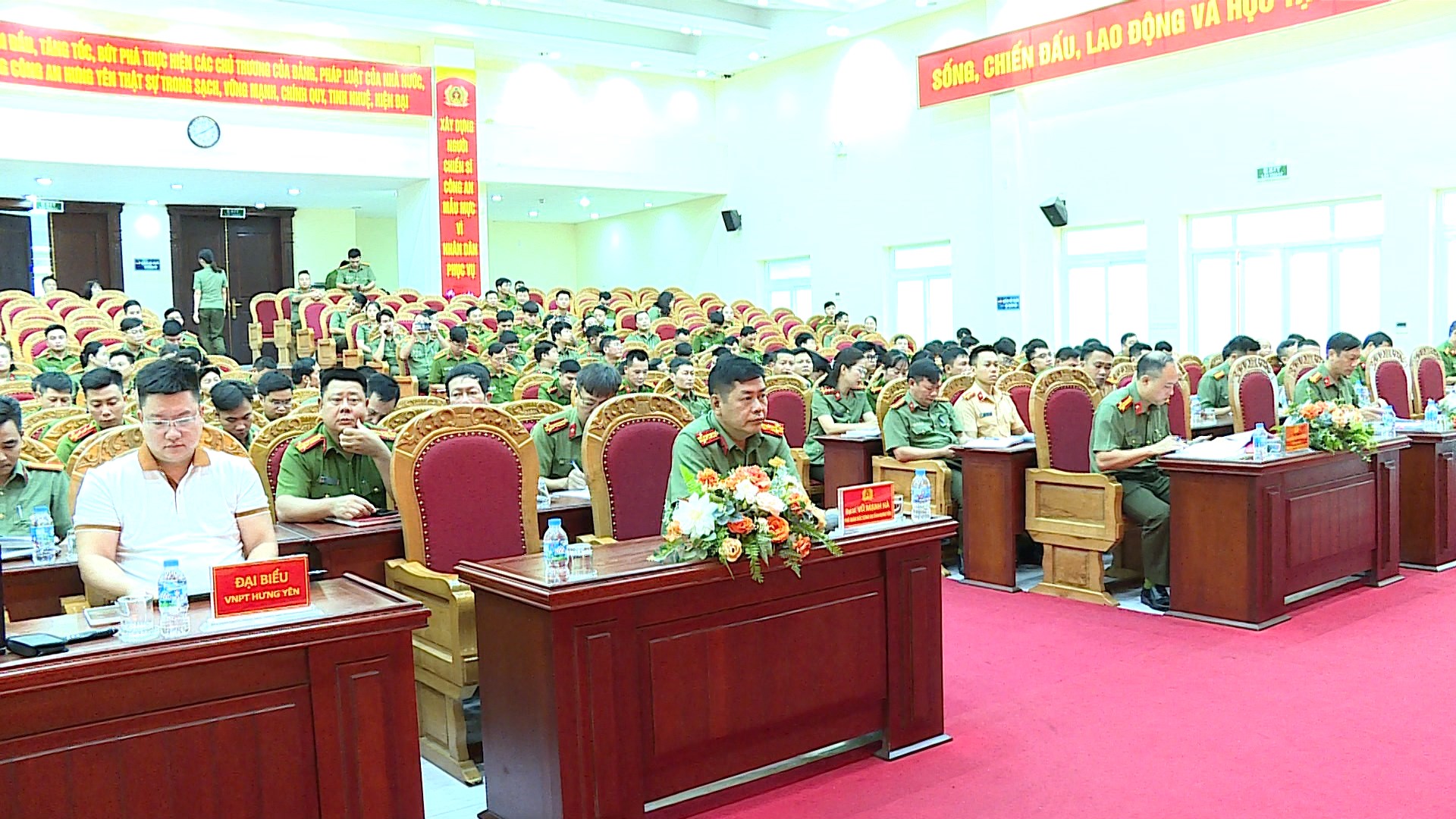 2. Các dong chi dai bieu du Hoi nghi.jpg