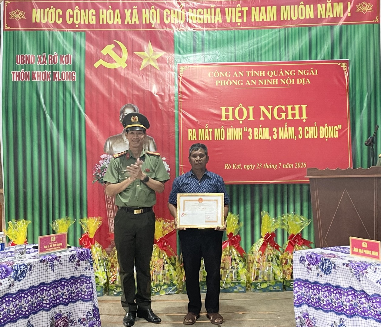 Ảnh 2. Lãnh đạo Công an tỉnh trao giấy khen cho  già làng A Nhul.jpg