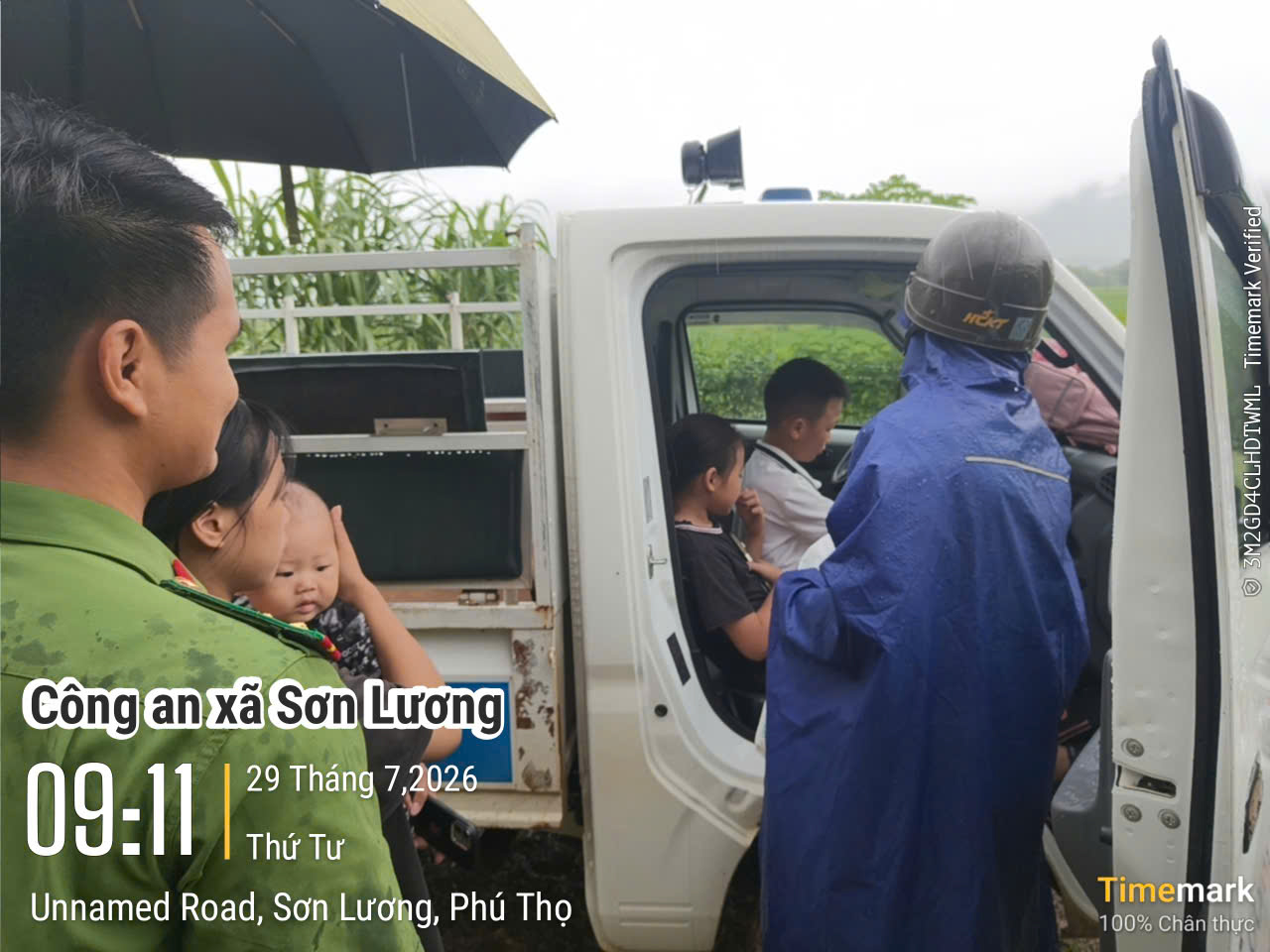 Ảnh 8. Công an xã dùng xe chuyên dụng đưa người dân đến khu vực an toàn__27e8a61a55.jpg