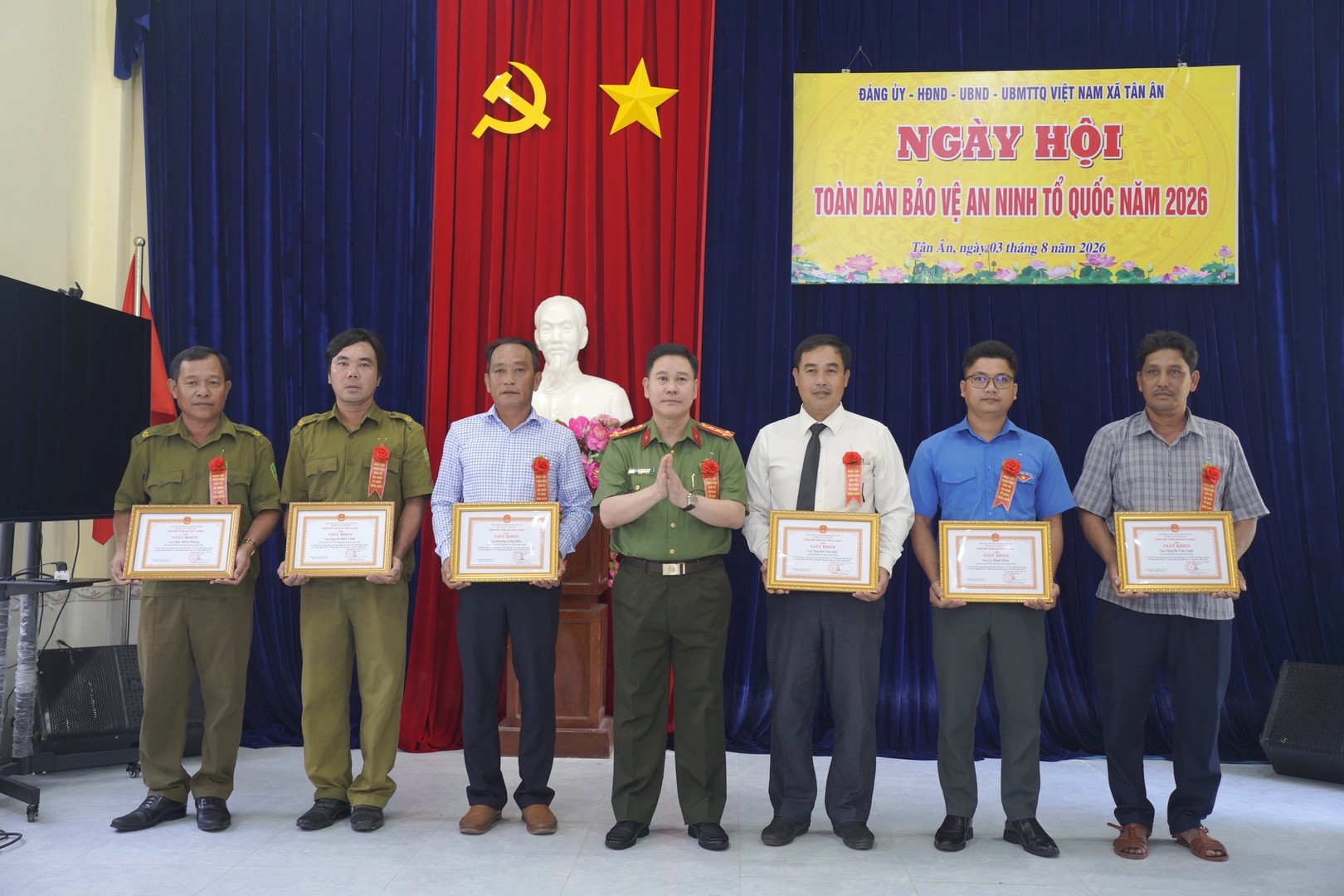 Đại tá Lê Mạnh Hùng, Phó Giám đốc Công an tỉnh tặng Giấy khen cho các cá nhân có thành tích xuất sắc.jpg