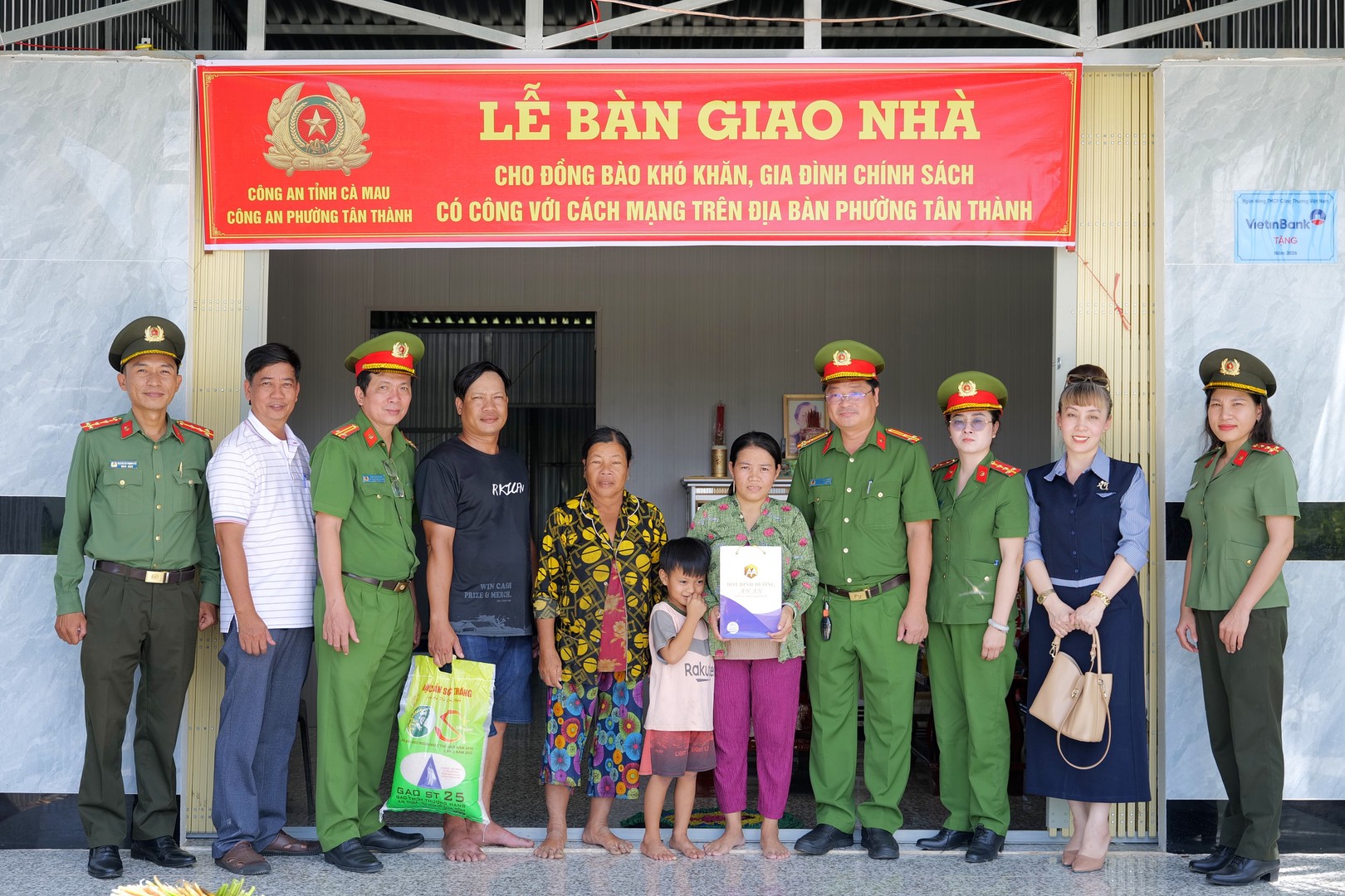 Hàng nghìn căn nhà tình nghĩa, mái ấm tình thương được xây dựng cho gia đình chính sách và bà con nghèo.jpg