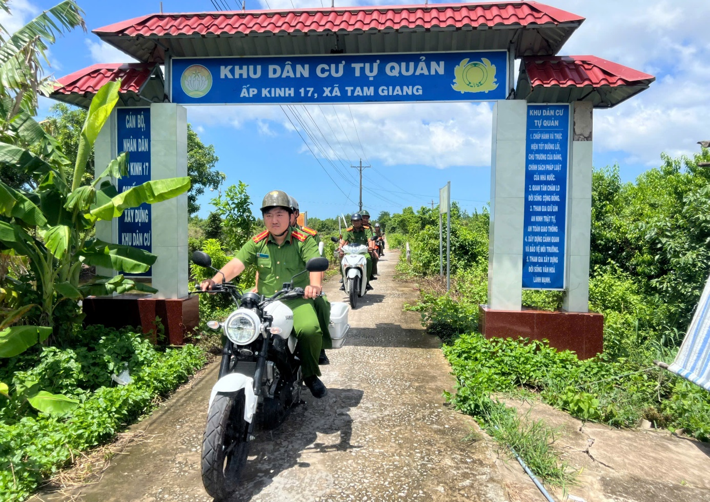 Lực lượng Công an cơ sở gần dân, bám dân, bảo vệ bình yên cho Nhân dân.png