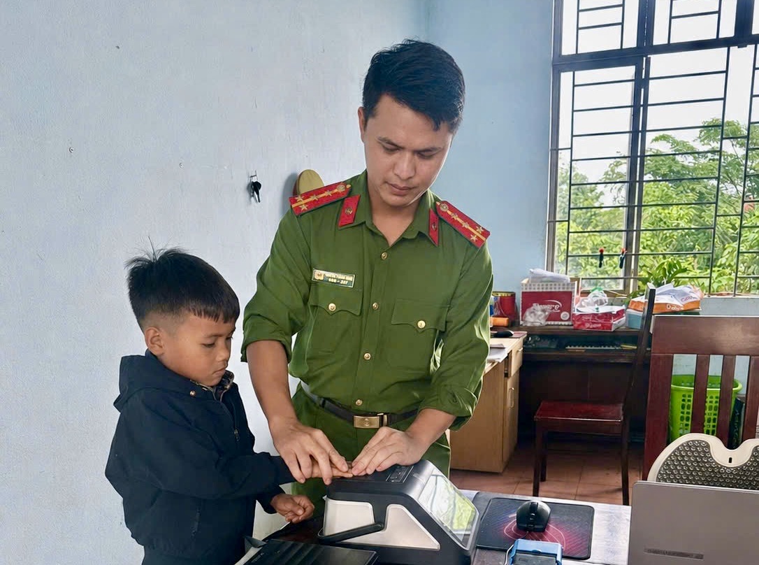 CONG AN XA IAKO LAM THU TUC CCCD CHO TRE EM.jpg