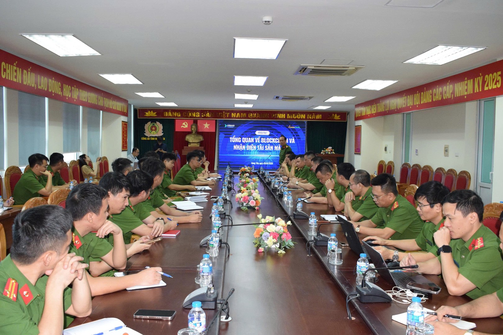 1. lãnh đạo và can bộ - chiến sĩ tham gia khoa học.jpg
