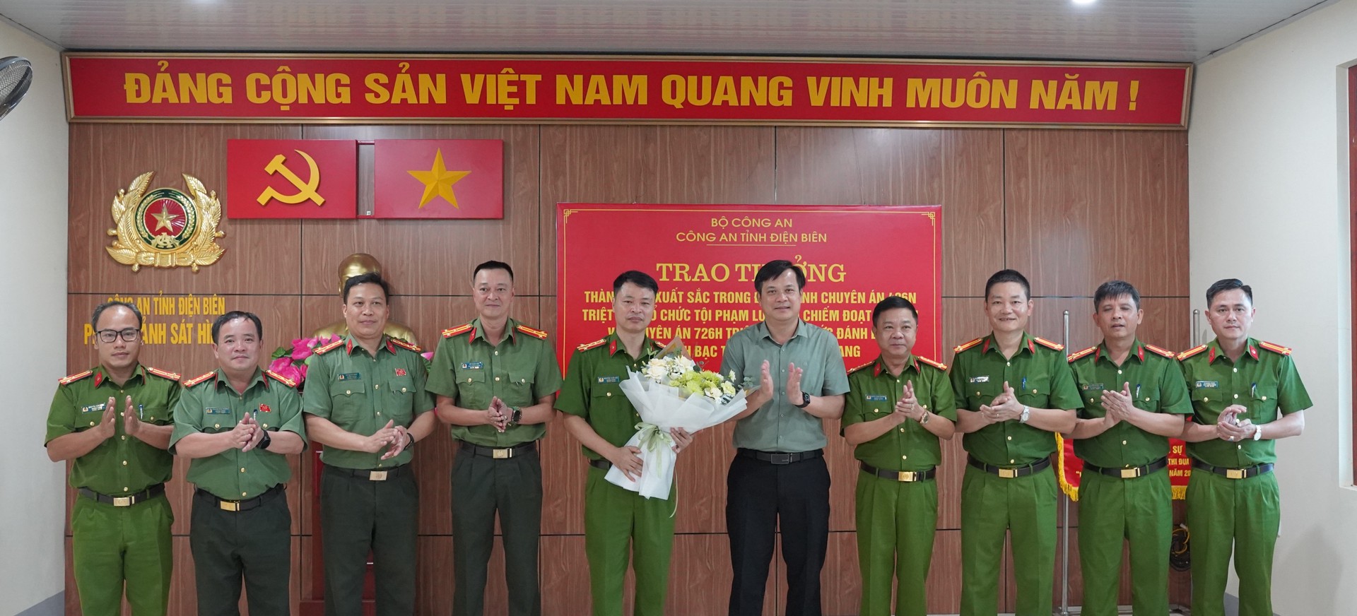 Đồng chí Lò Văn Cương, Phó Chủ tịch thường trực UBND tỉnh chúc mừng Ban Chuyên án.JPG