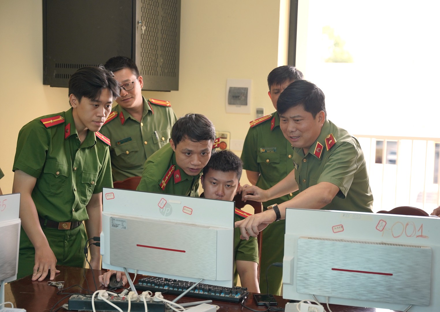 Thiếu tướng Vũ Văn Đấu, UVBTVTU, Giám đốc Công an tỉnh kiểm tra dữ liệu điện tử truy xuất từ máy tính của tổ chức tội phạm.JPG