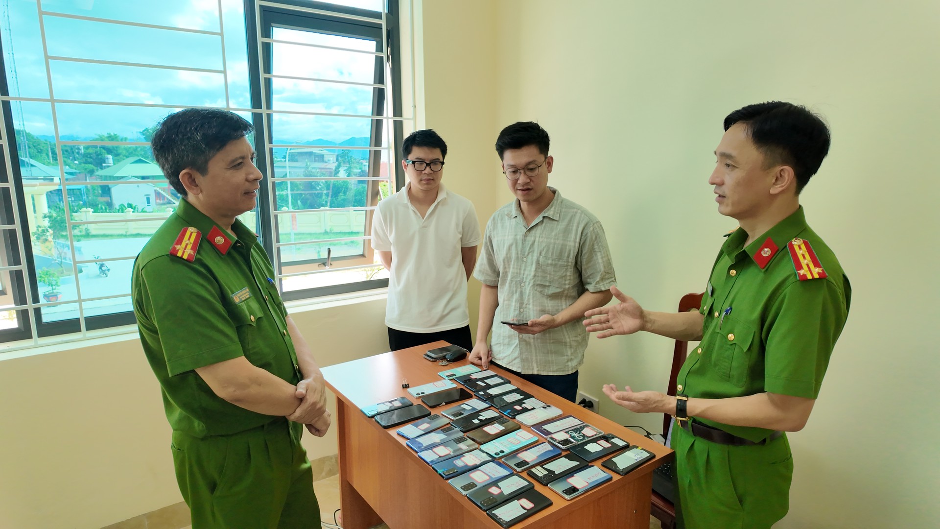 Đại tá Đỗ Ngọc Minh, Phó Giám đốc Công an tỉnh kiểm tra tang vật .JPG