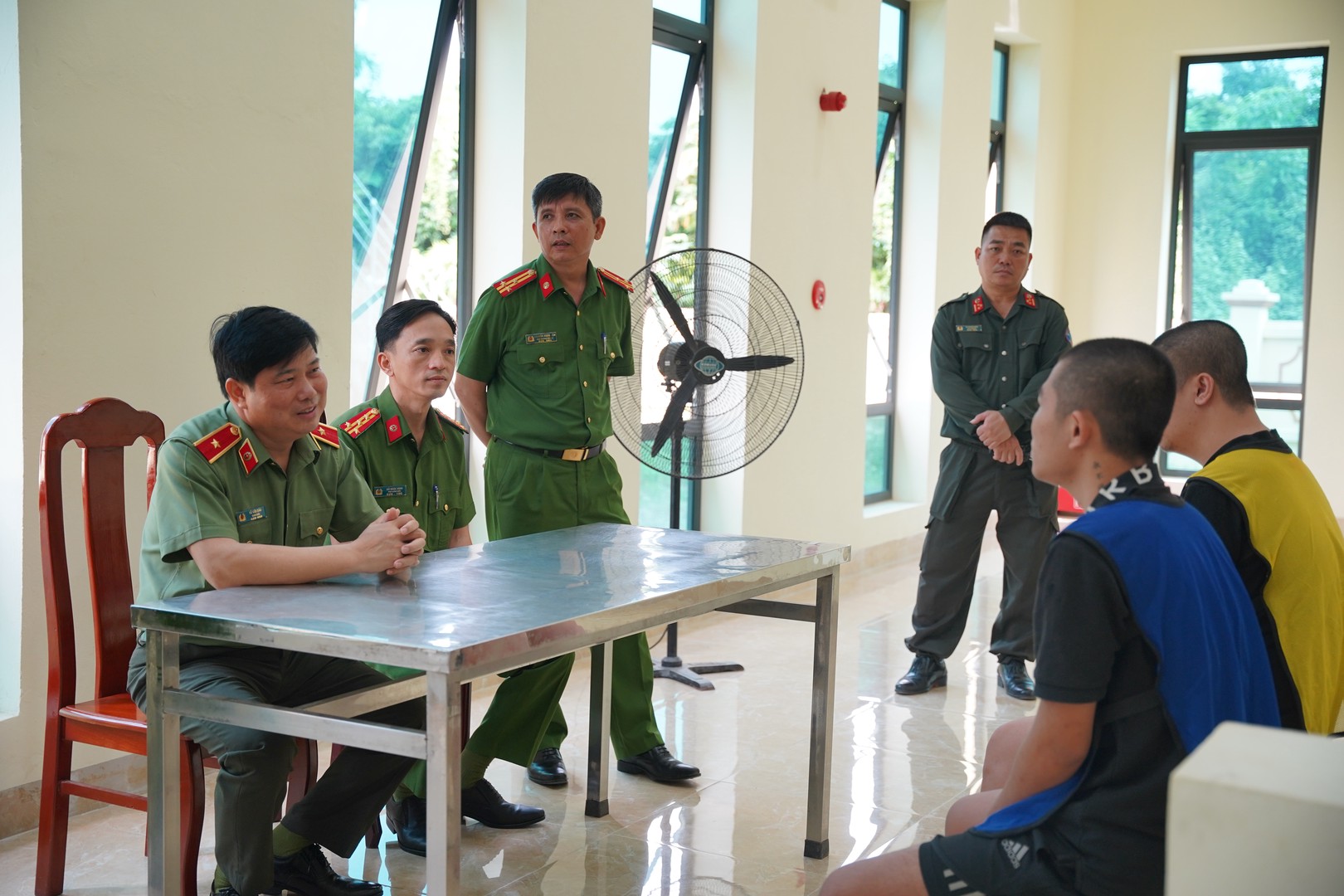 Thiếu tướng Vũ Văn Đấu, Giám đốc Công an tỉnh và Đại tá Đỗ Ngọc Minh, Phó Giám đốc Công an tỉnh trực tiếp lấy lời khai các đối tượng.JPG
