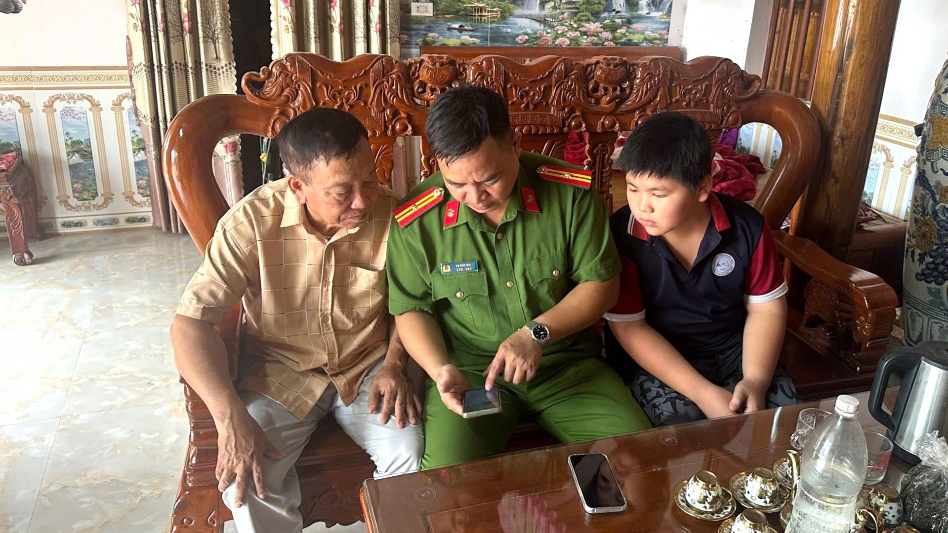 Công an xã Trại Cau hướng dẫn VNeid.jpg