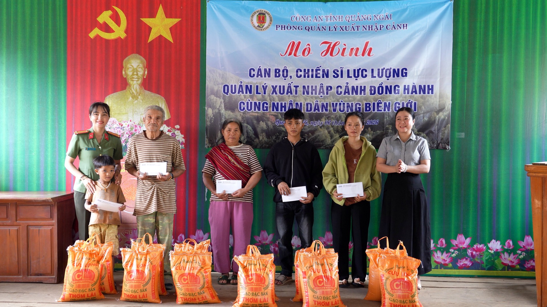Tặng quà cho bà con nhân dân xã Dục Nông.jpg