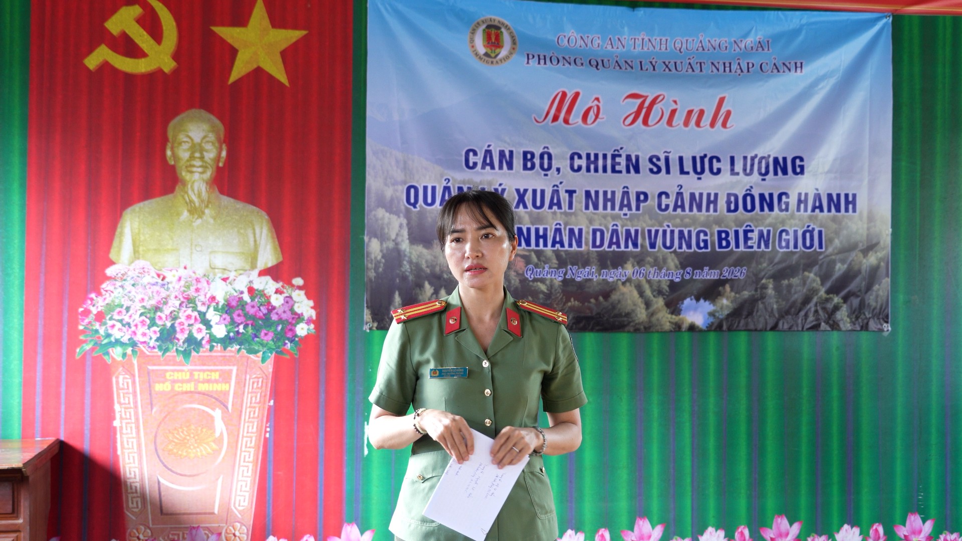 Trung tá Nguyễn Lê Hằng tuyên truyền cho bà con nhân dân tại xã Dục Nông.jpg