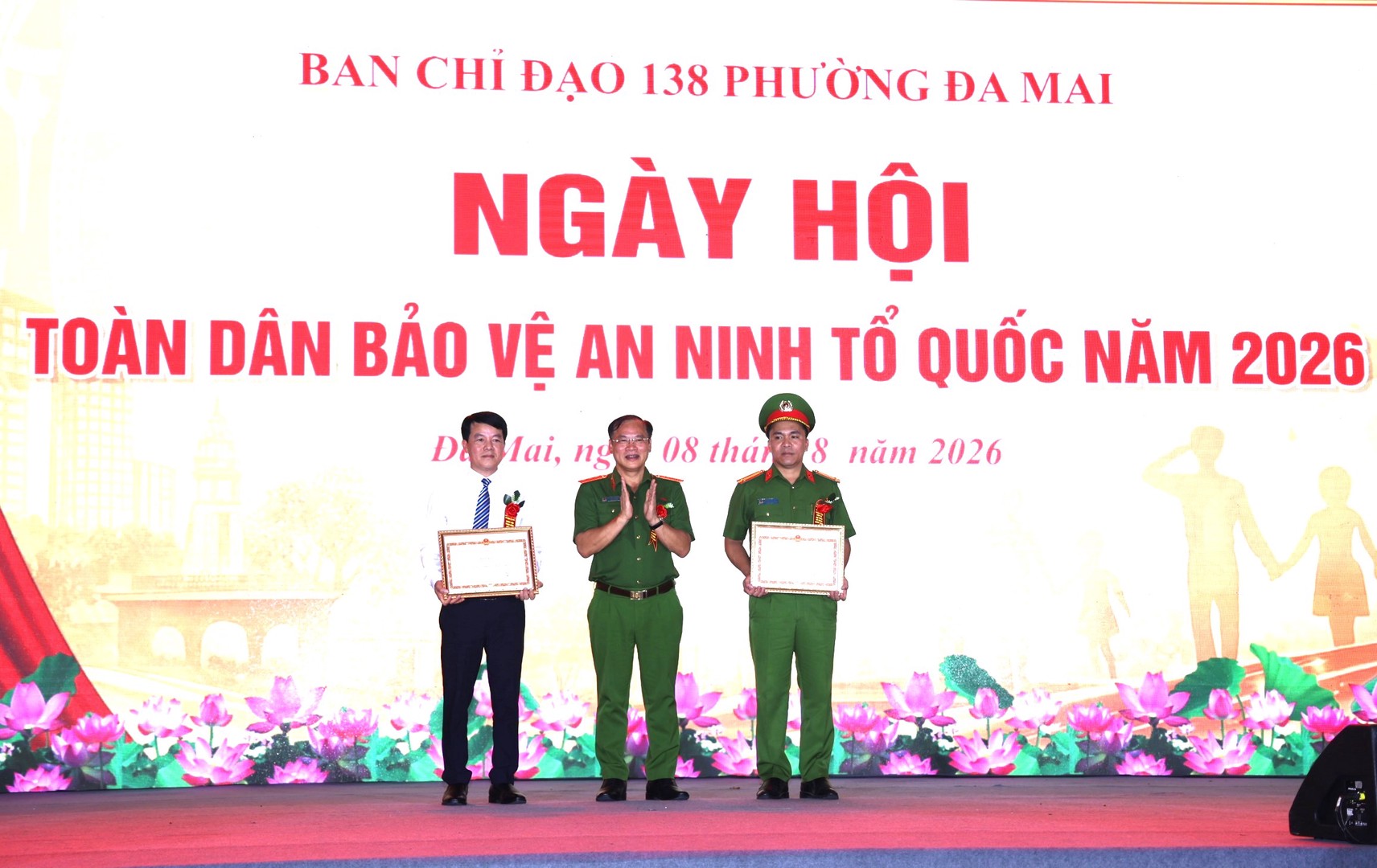 Thừa uỷ quyền Bộ trưởng Bộ Công an, Thượng tướng Nguyễn Văn Long, Uỷ viên TW Đảng, Thứ trưởng Bộ Công an tăng Bằng khen cho các cá nhân có.JPG