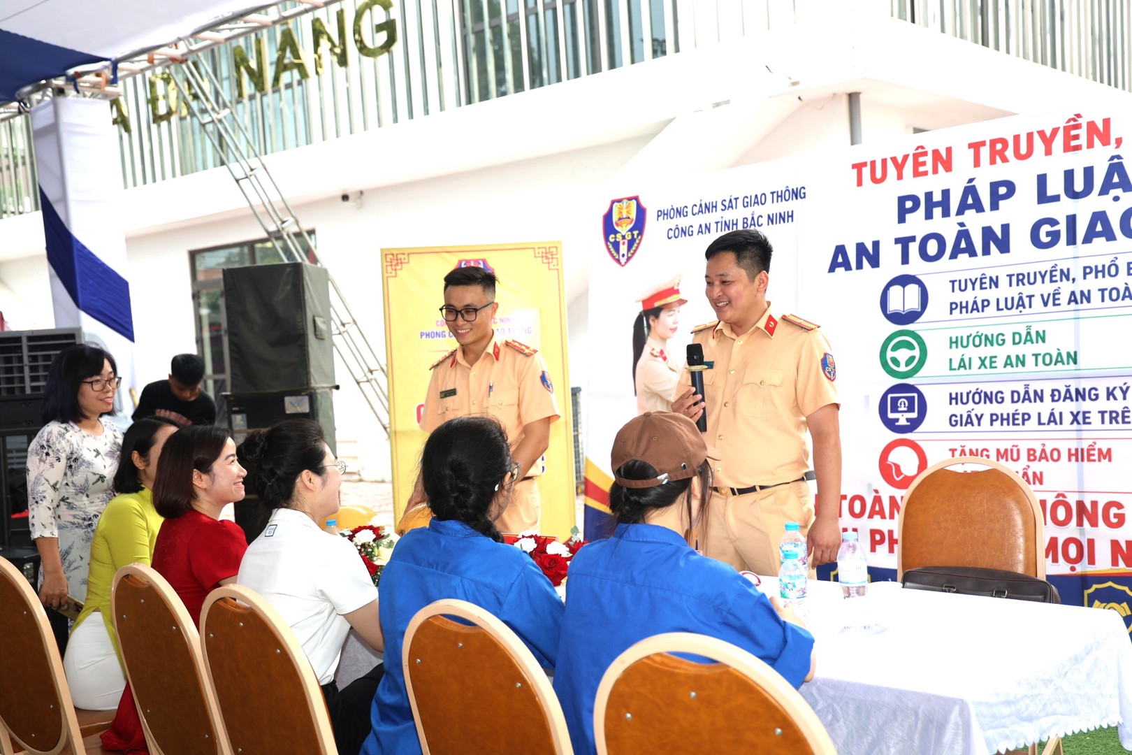 Tuyên truyền ATGT cho người dân.JPG