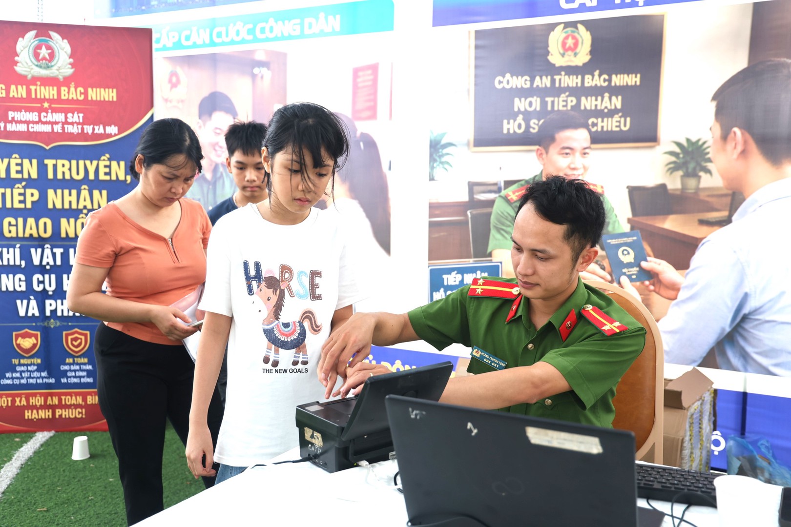 Tổ chức cấp CCCD cho người dân.JPG
