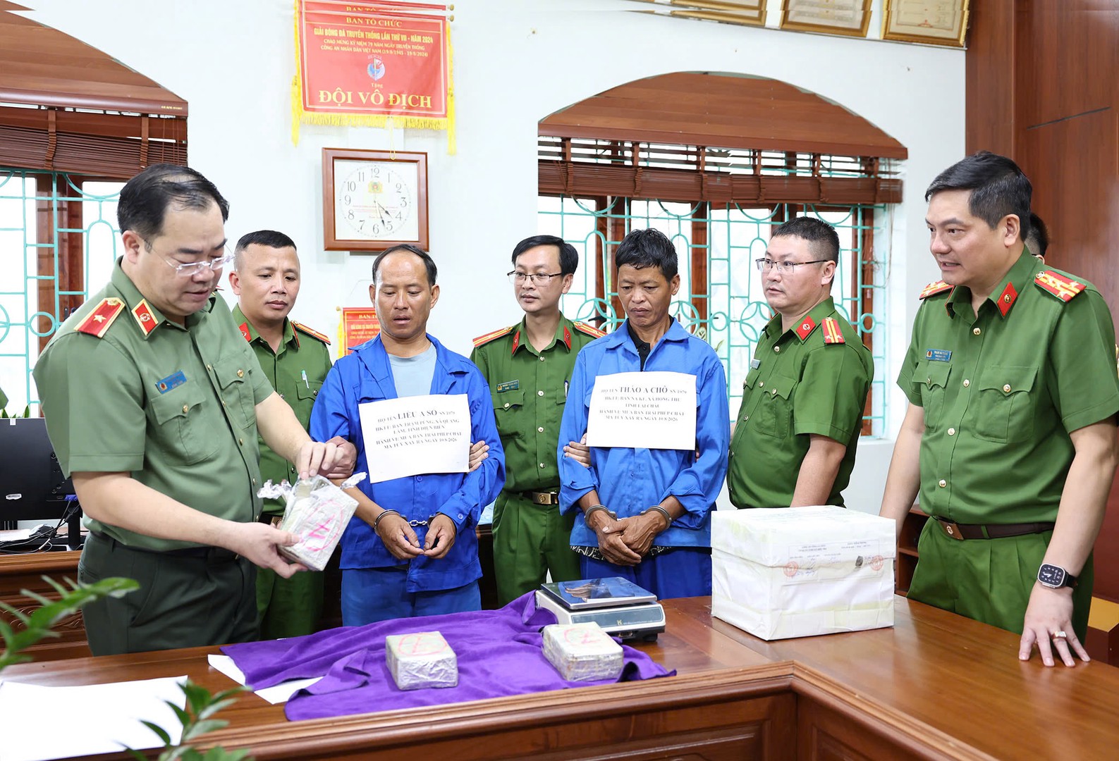 Thiếu tướng Bùi Quyết Toán, Giám đốc Công an Tỉnh, cùng lực lượng chức năng kiểm tra đối tượng, tang vật thu giữ trong Chuyên dự án..jpg