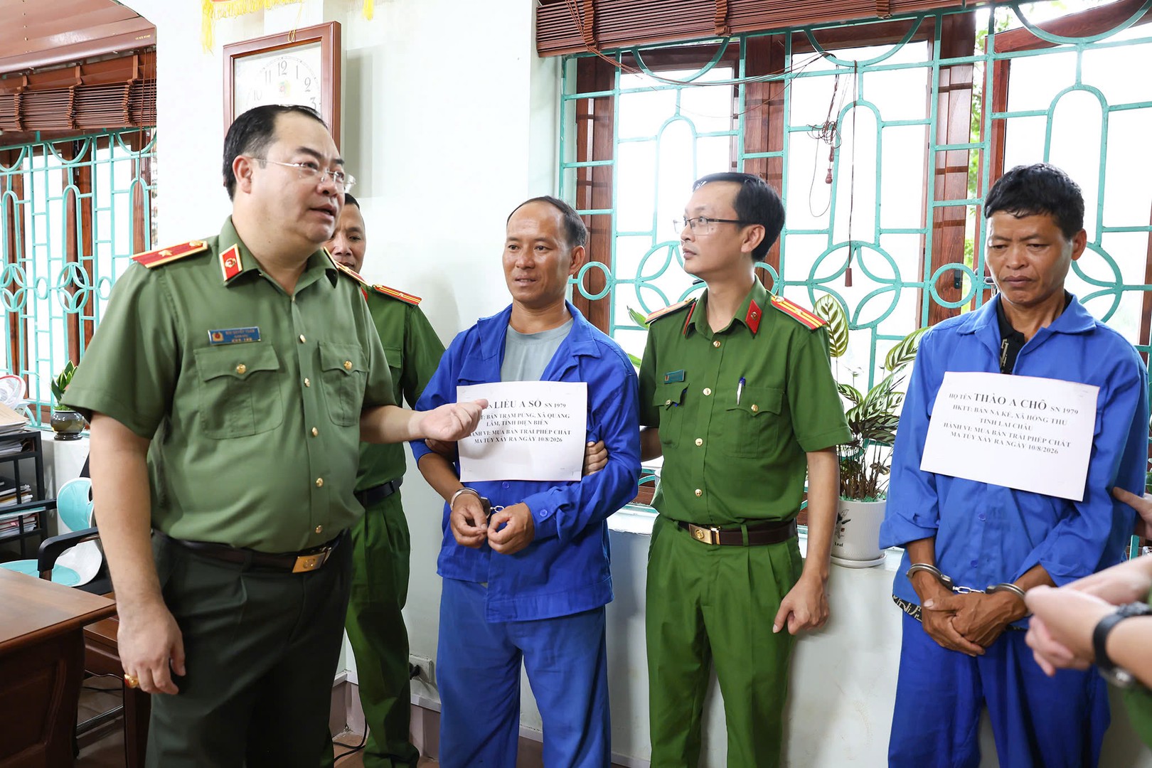 Thiếu tướng Bùi Quyết Toán - Giám đốc Công an Tỉnh trực tiếp làm việc với đối tượng tại cơ quan điều tra..jpg