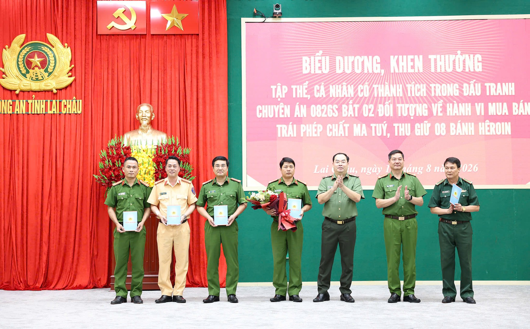 Thiếu trang Bùi Quyết Toán - Giám đốc Công an tỉnh, tặng hoa chúc mừng các lực lượng tham gia đấu tranh, khám phá án..jpg