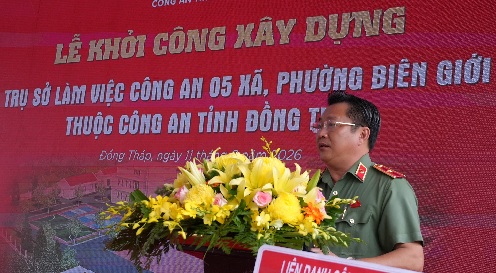 Thiếu tướng Lâm Phước Nguyên, Giám đốc Công an tỉnh chỉ đạo tại buổi Lễ. Ảnh Trọng Tín.JPG