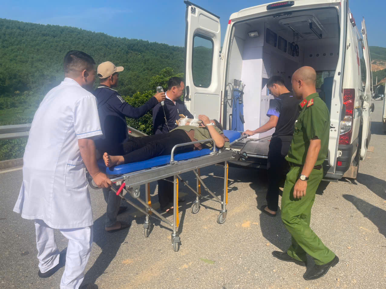Ảnh 3. Công an xã Kỳ Thượng phối hợp Trạm Y tế xã cấp cứu, hỗ trợ đưa người dân bị tai nạn giao thông đến cơ sở y tế.jpg