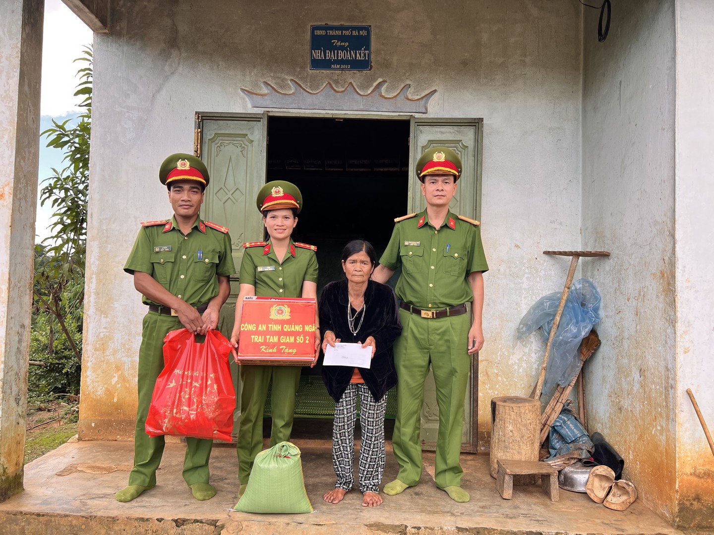 Tặng quà cho bà Y Múi.JPG