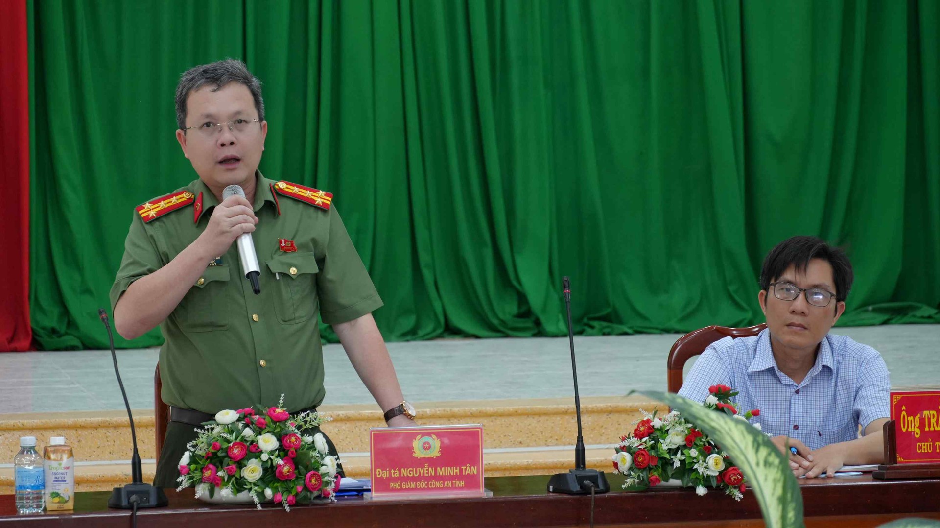 Đại tá Nguyễn Minh Tân, Phó Giám đốc Công an tỉnh phát biểu tại buổi toạ đàm. Ảnh Trọng Tín.JPG