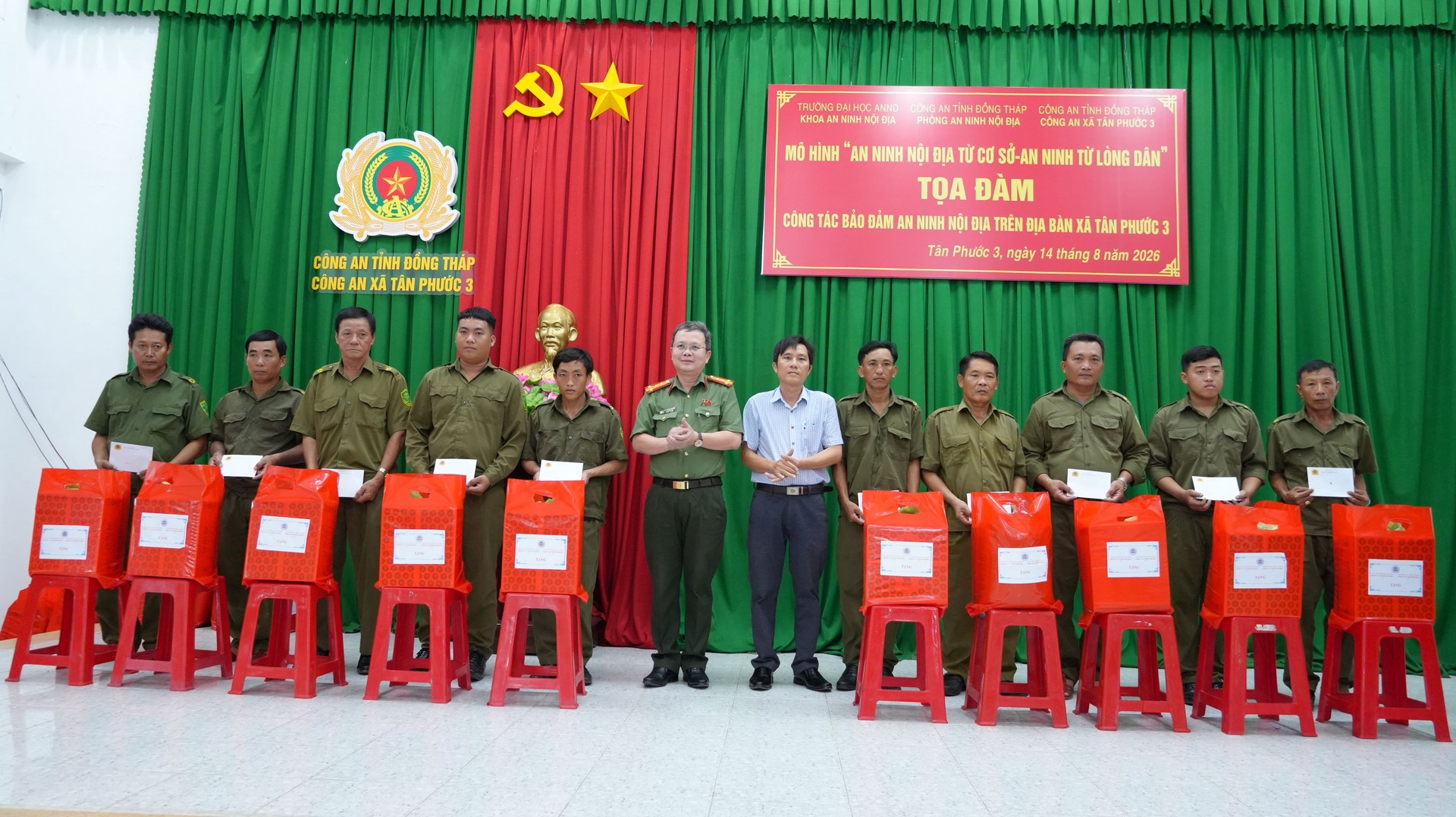 Trao quà tặng tặng lực lượng tham gia đảm đảo ANTT cơ sở. Ảnh Trọng Tín.JPG