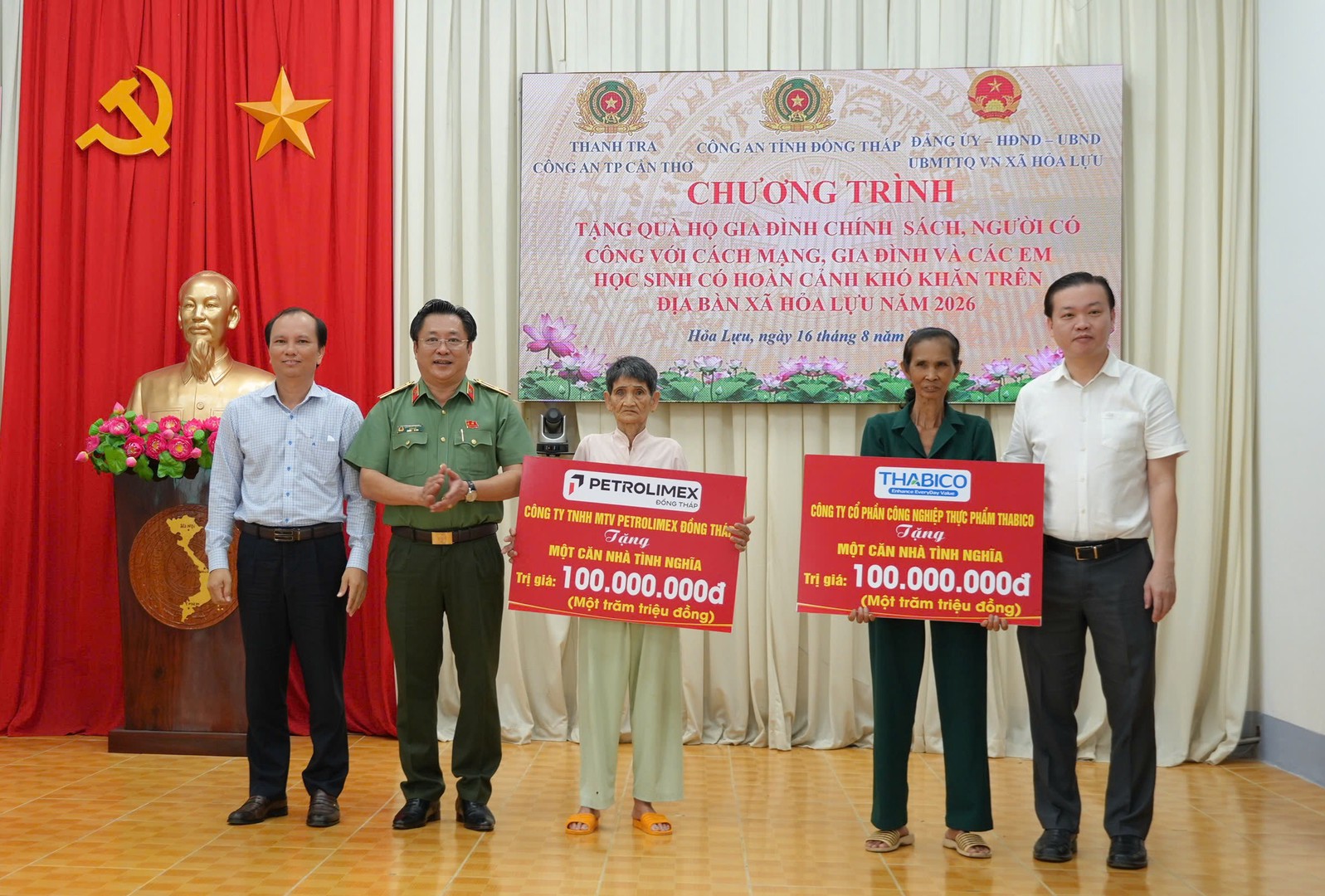 Trao kinh phí xây dựng 02 căn nhà tình nghĩa. Ảnh Trọng Tín.jpg