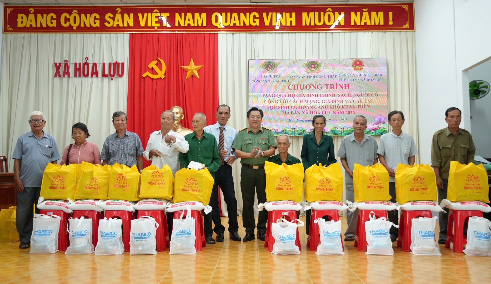 Tặng quà gia đình chính sách, người có công. Ảnh Trọng Tín.jpg