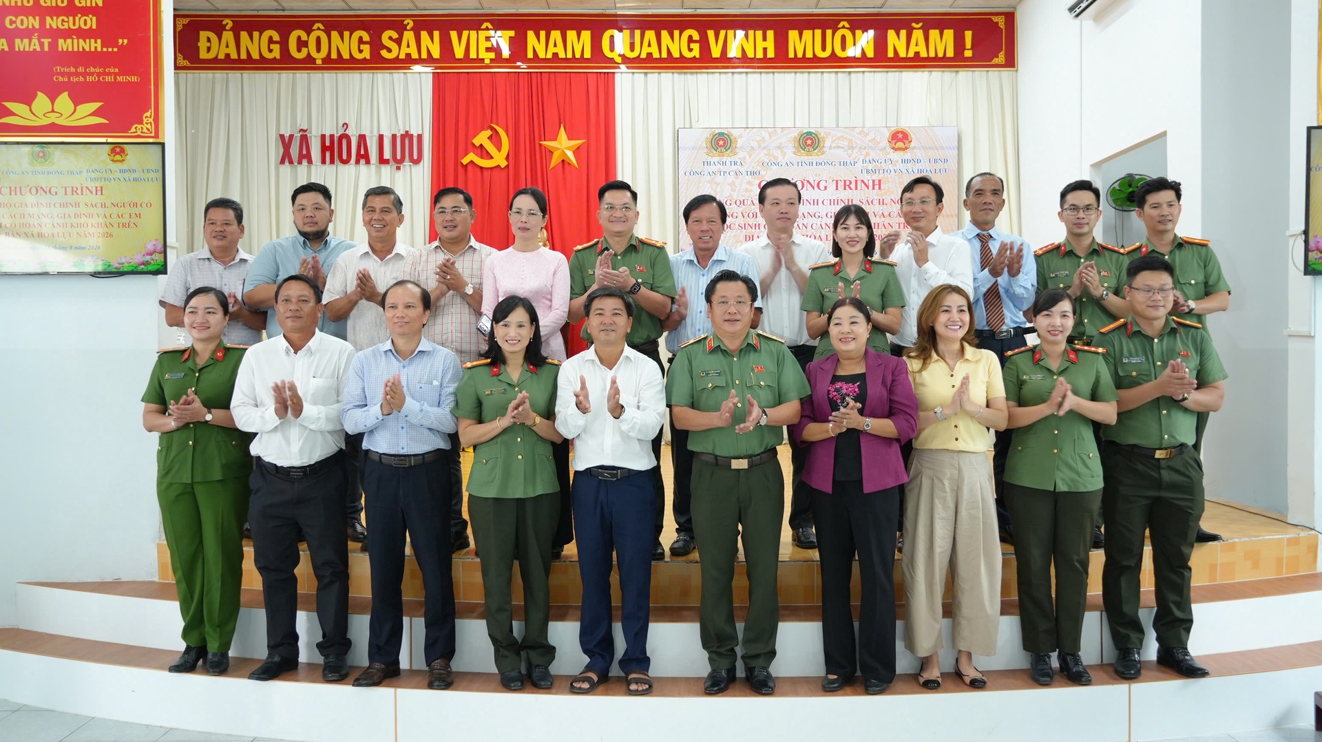 Đại biểu chụp ảnh lưu niệm. Ảnh Trọng Tín.jpg