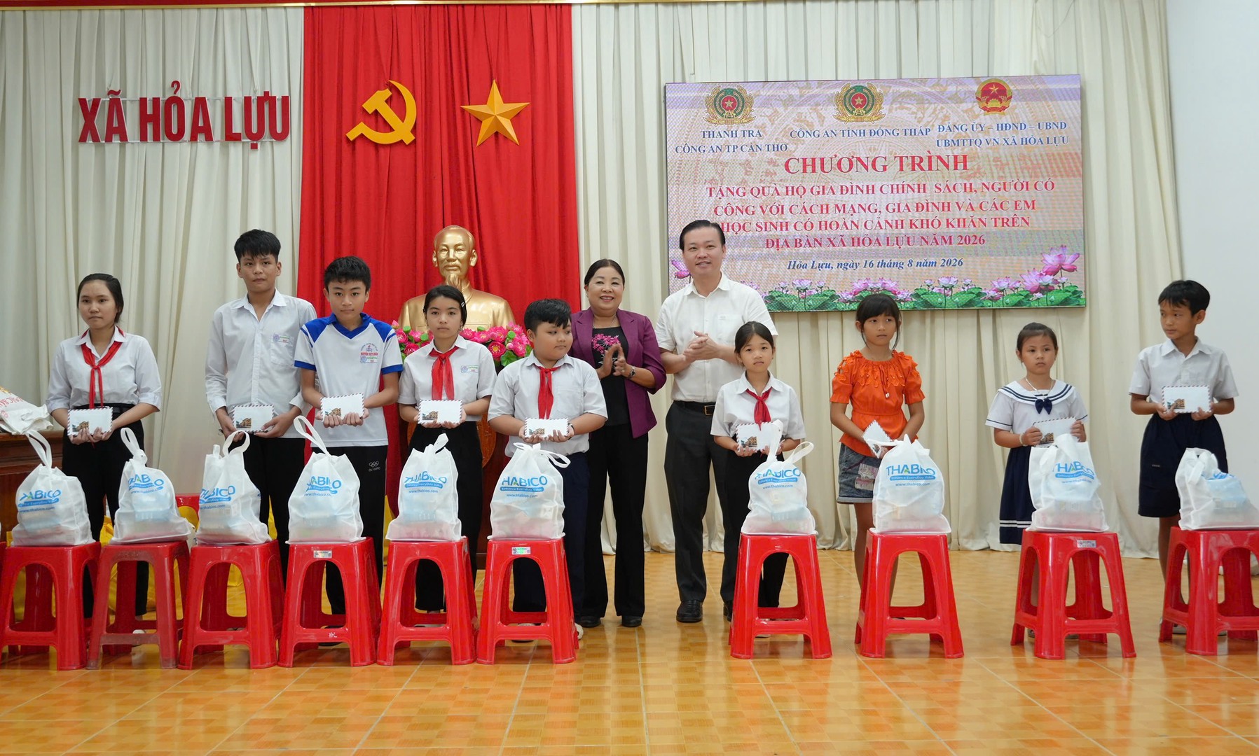 Tặng quà, trao học bổng tặng học sinh vượt khó học tốt. Ảnh Trọng Tín.jpg