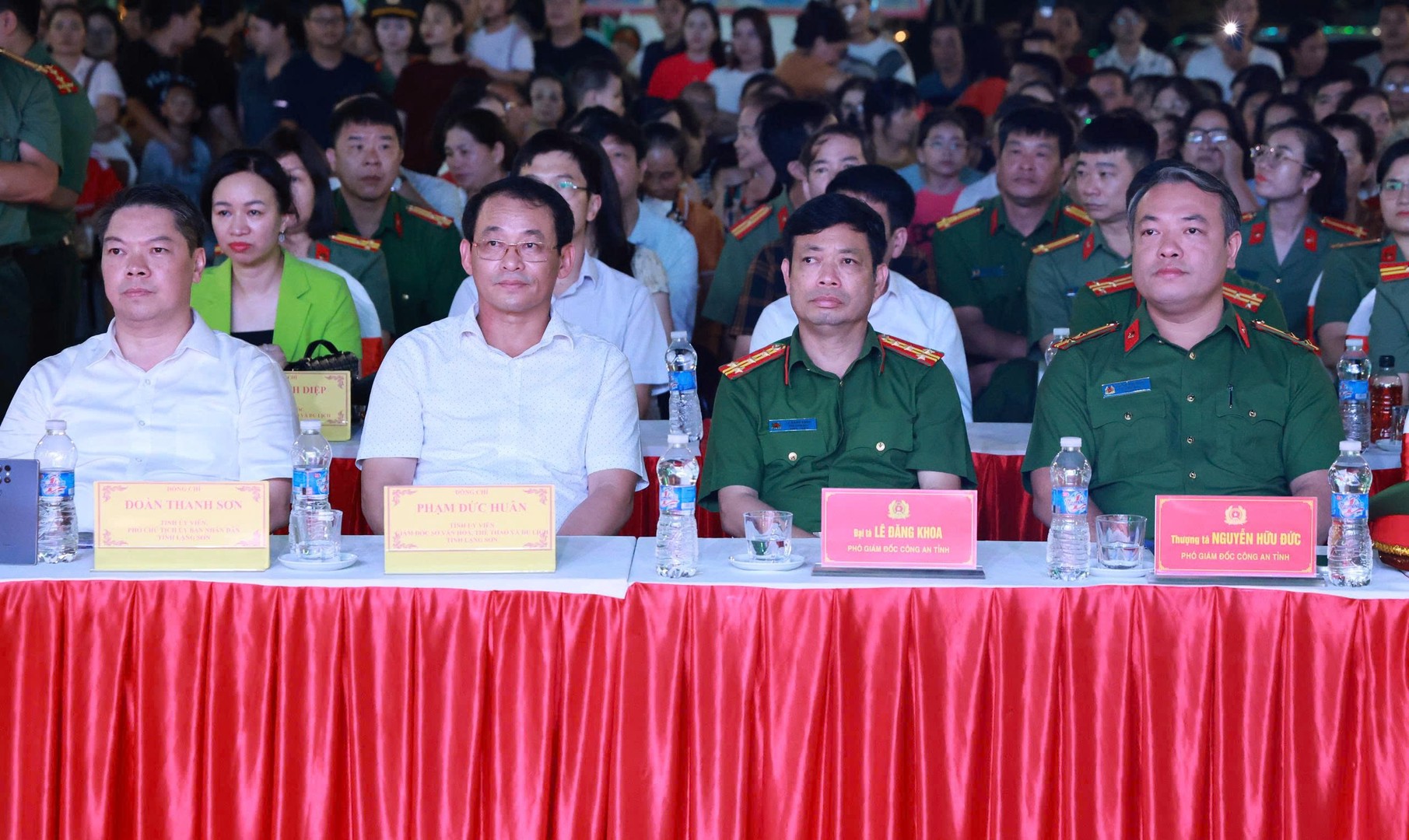 Các đại biểu tham dự chương trình.jpg