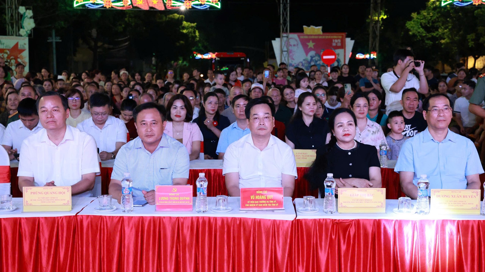 Các đại biểu tham dự chương trình (2).jpg