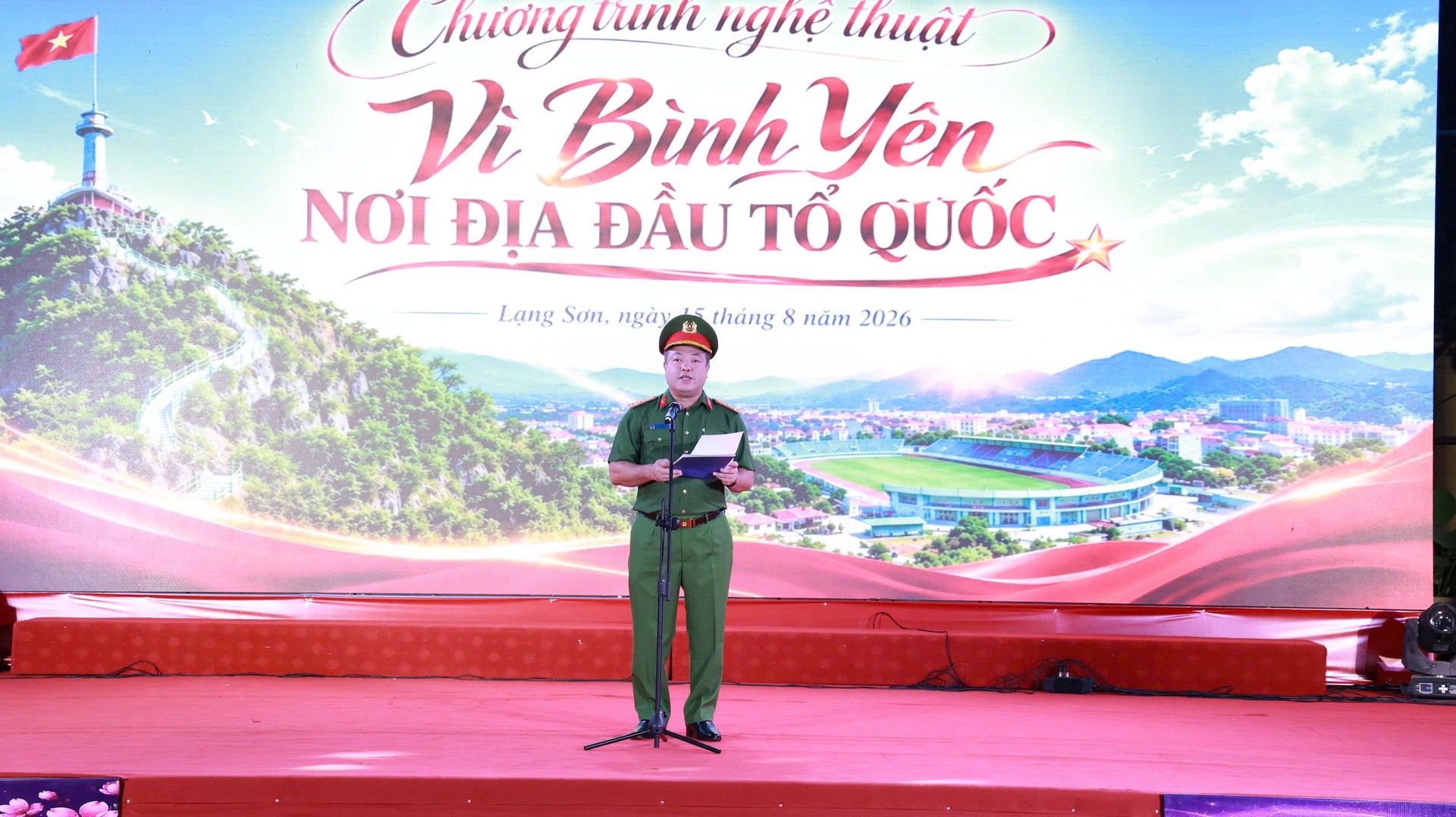 Đồng chí Thượng tá Nguyễn Hữu Đức, Phó Giám đốc Công an tỉnh phát biểu khai mạc tại chương trình.jpg