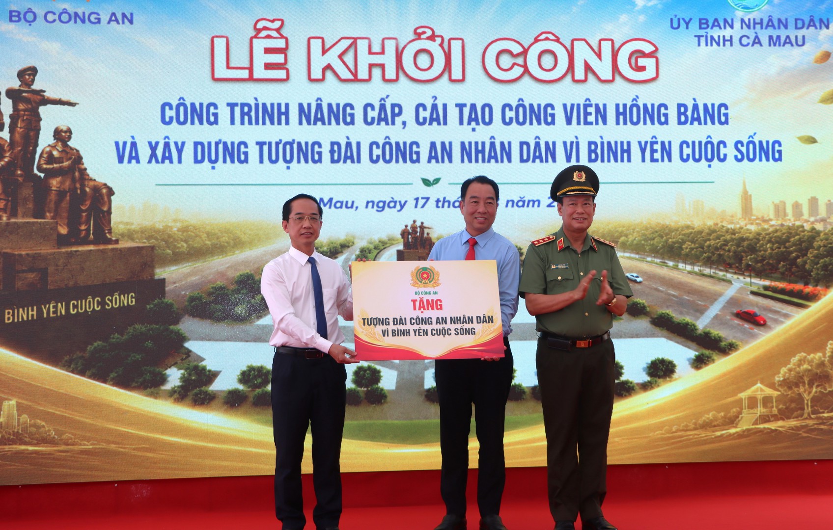 BỘ CÔNG AN TRAO BẢNG TƯỢNG TRƯNG.JPG