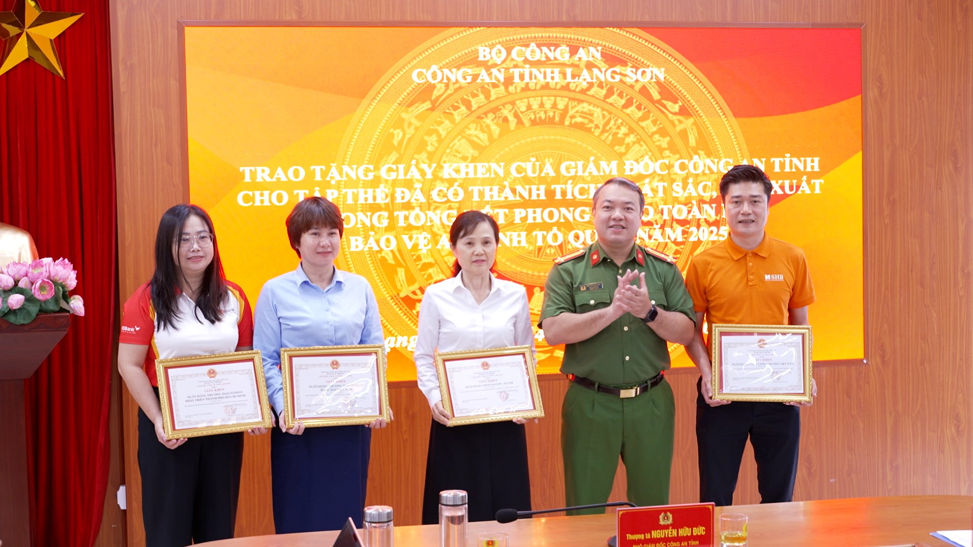 Đồng chí Thượng tá Nguyễn Hữu Đức, Phó Giám đốc Công an trao Giấy khen của Giám đốc Công an tỉnh cho các ngân hàng đại diện có thành tích xuất sắc, đột xuất.jpg